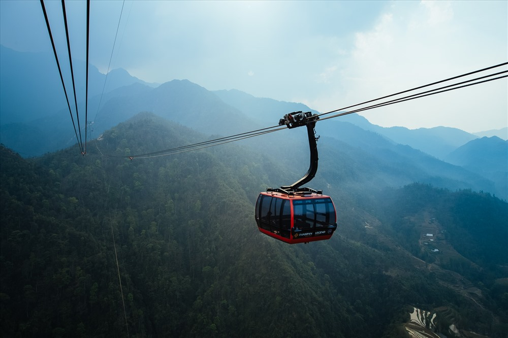 Cabin cáp treo mở ra tầm nhìn rộng về núi rừng Hoàng Liên trong hành trình lên Fansipan.