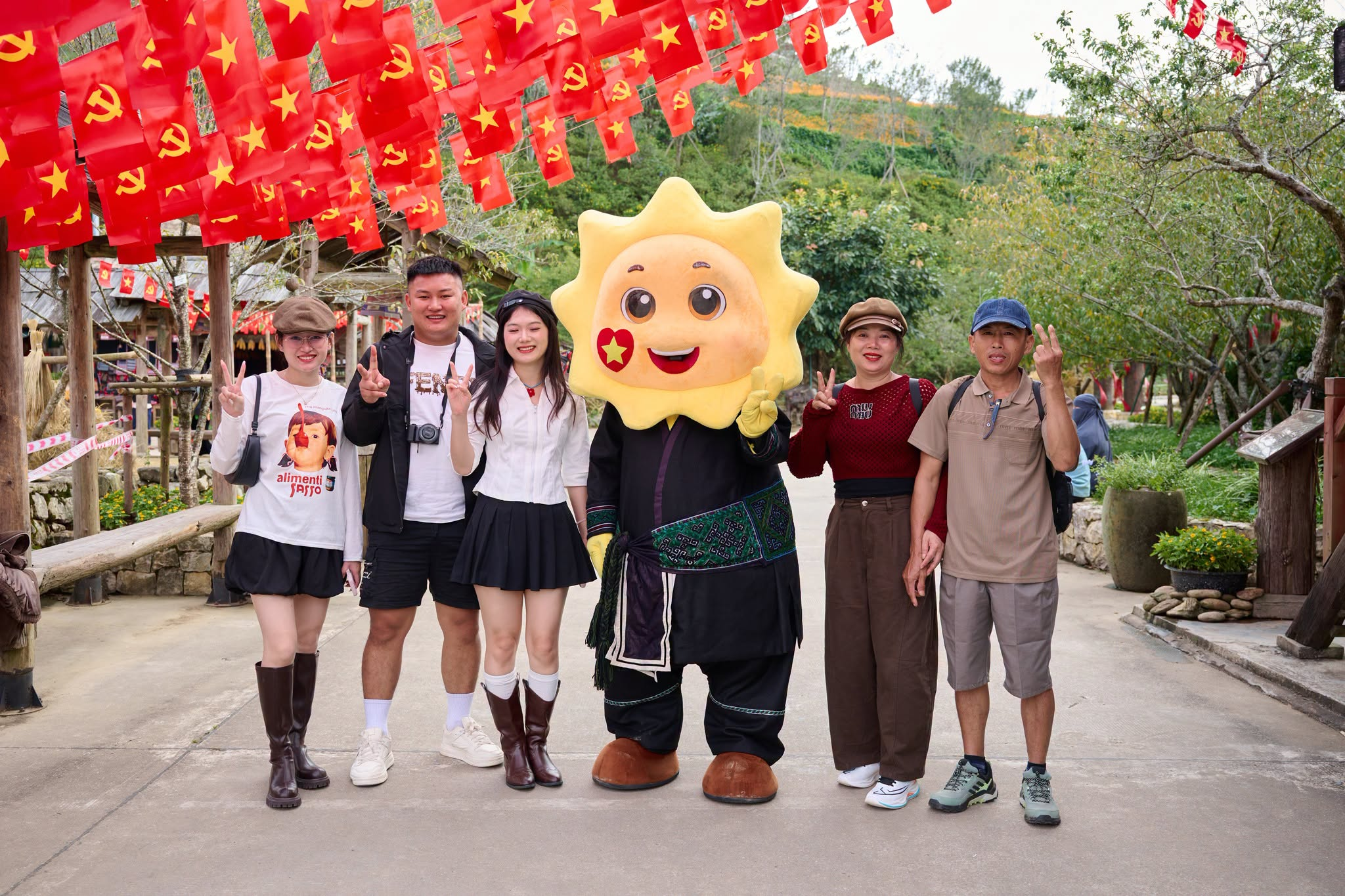 Áo khoác giữ ấm và giày có độ bám tốt giúp hành trình khám phá đỉnh Fansipan thuận lợi hơn.