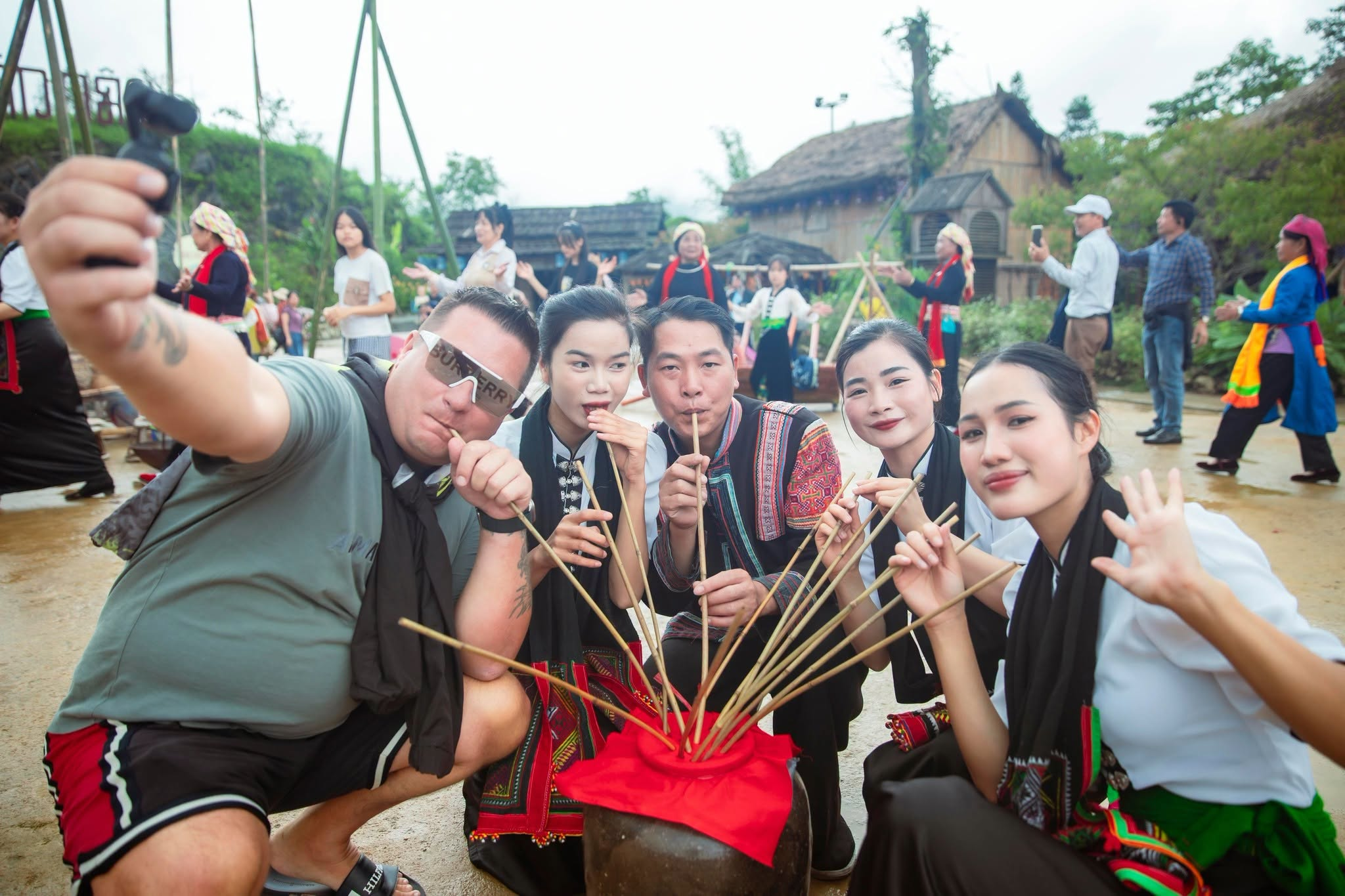 Những nếp nhà truyền thống và sắc màu thổ cẩm rực rỡ trong không gian văn hóa Bản Mây.