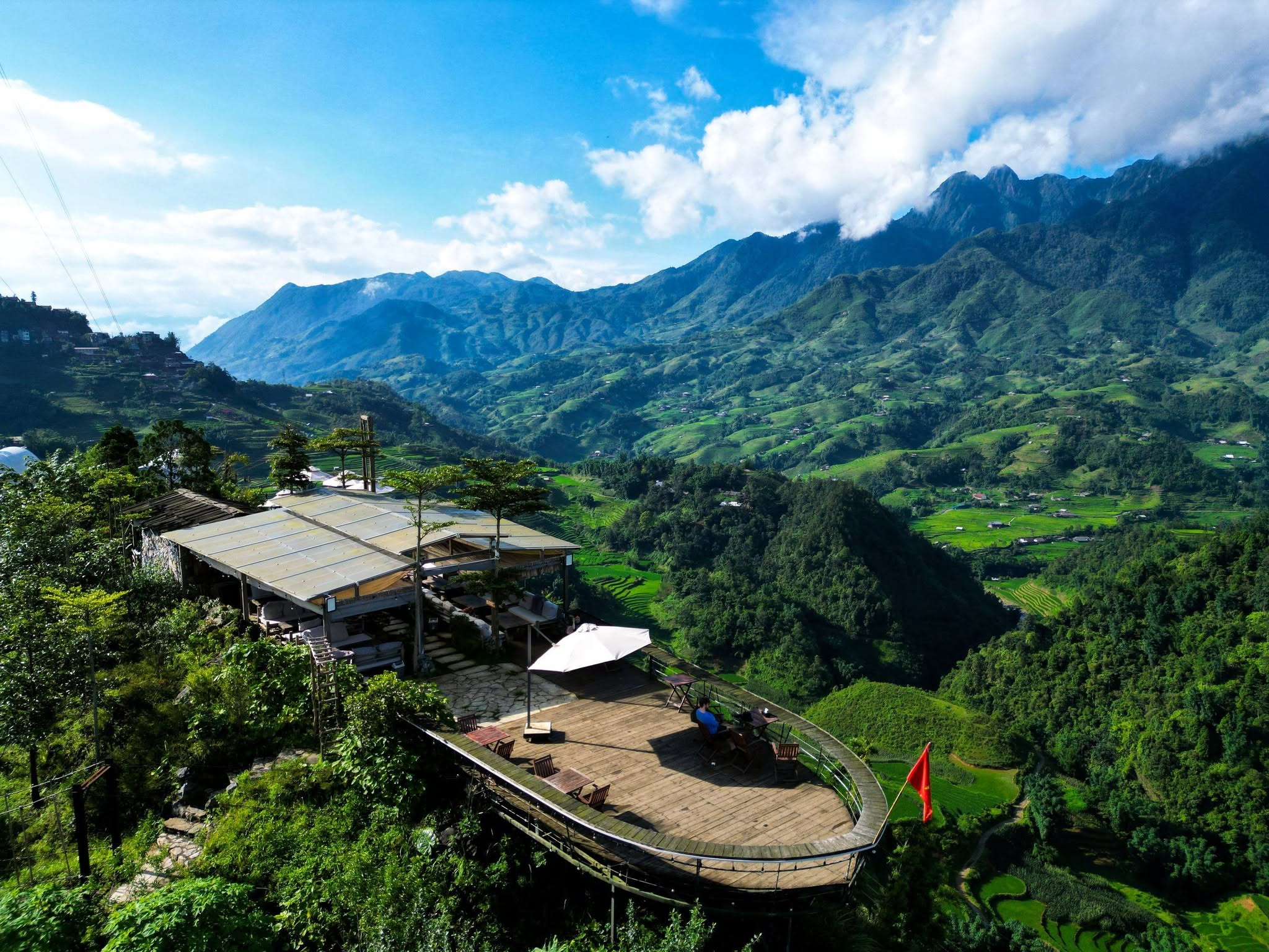 Khoảng sân cà phê nhìn xuống ruộng bậc thang mang đến phút nghỉ ngơi thư thái giữa mùa vàng.