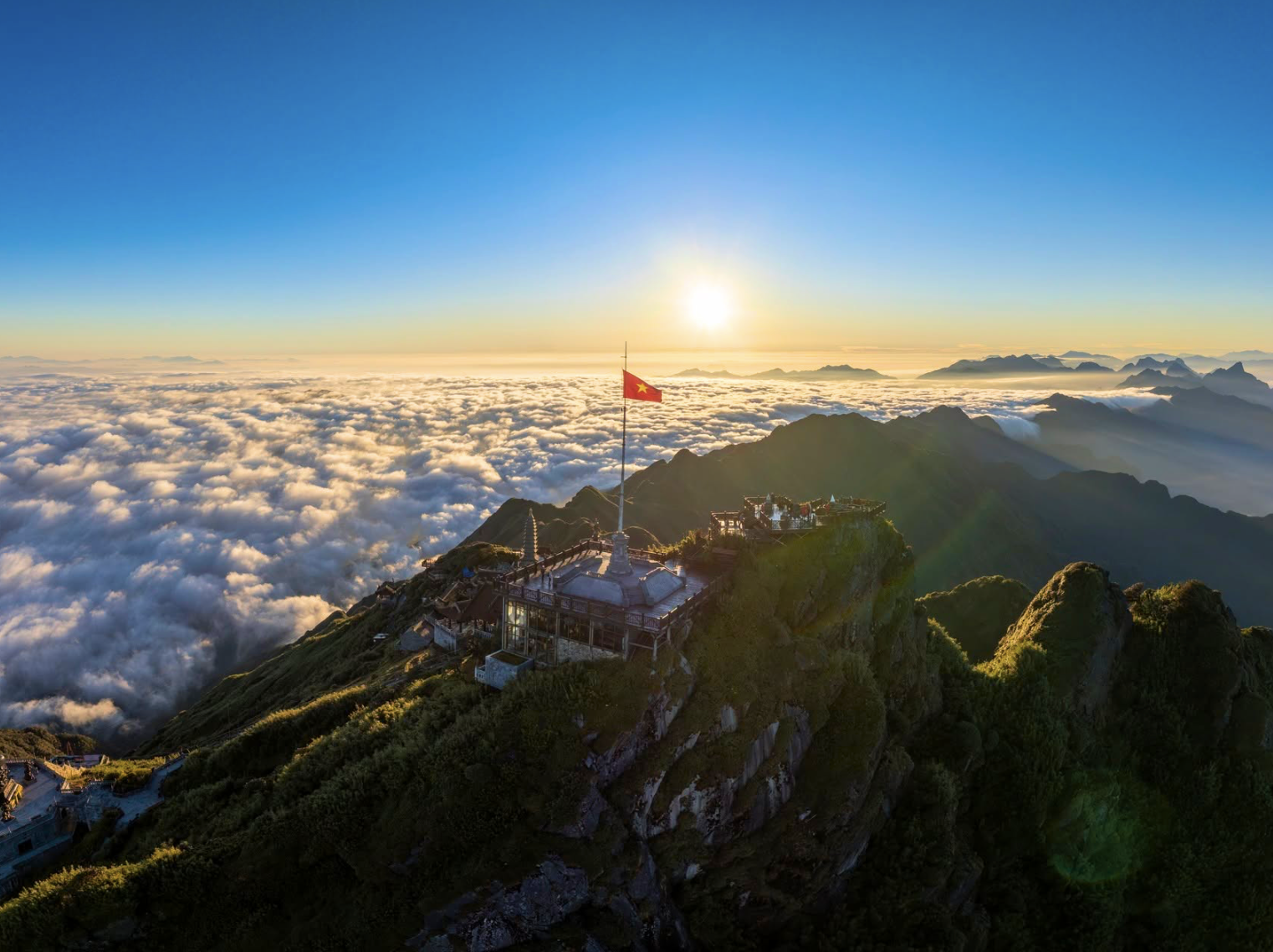 Hành trình thành từng chặng từ trung tâm Sa Pa đến ga cáp treo.