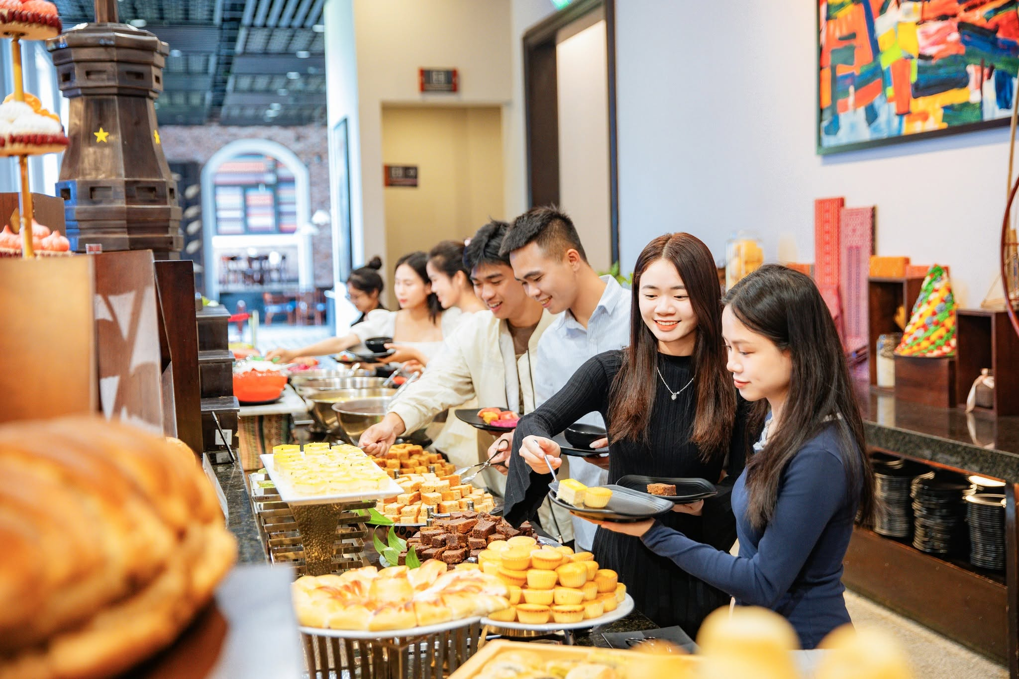 Không gian nhà hàng Vân Sam phù hợp để nghỉ ngơi và dùng bữa sau hành trình khám phá Fansipan. 