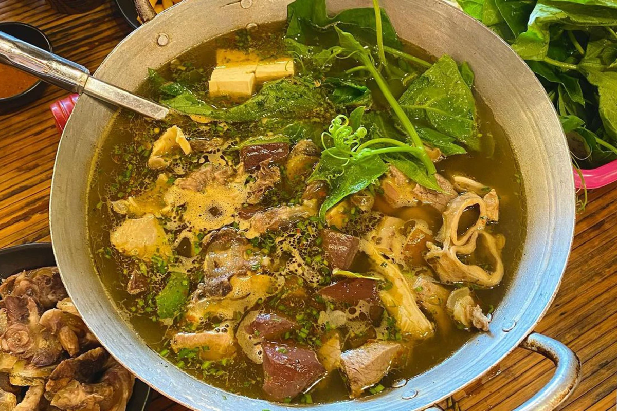 Thắng cố nóng hổi với hương thơm của các loại gia vị vùng cao là món ăn đáng trải nghiệm trong tiết trời se lạnh của Sa Pa.