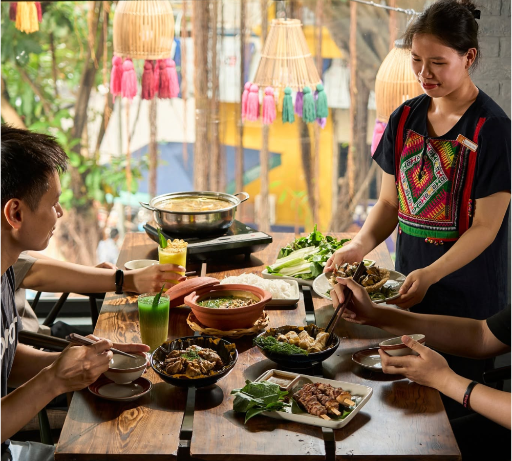 Thưởng thức món ăn nóng giữa tiết trời se lạnh là trải nghiệm hấp dẫn trong chuyến du lịch Sa Pa tháng 10.