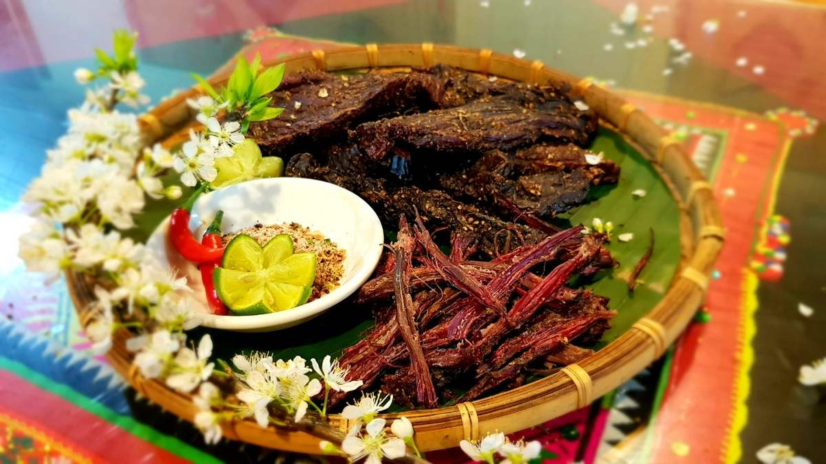 Thịt trâu gác bếp được xé theo từng thớ nhỏ, mang hương vị đậm đà của ẩm thực vùng cao Tây Bắc.