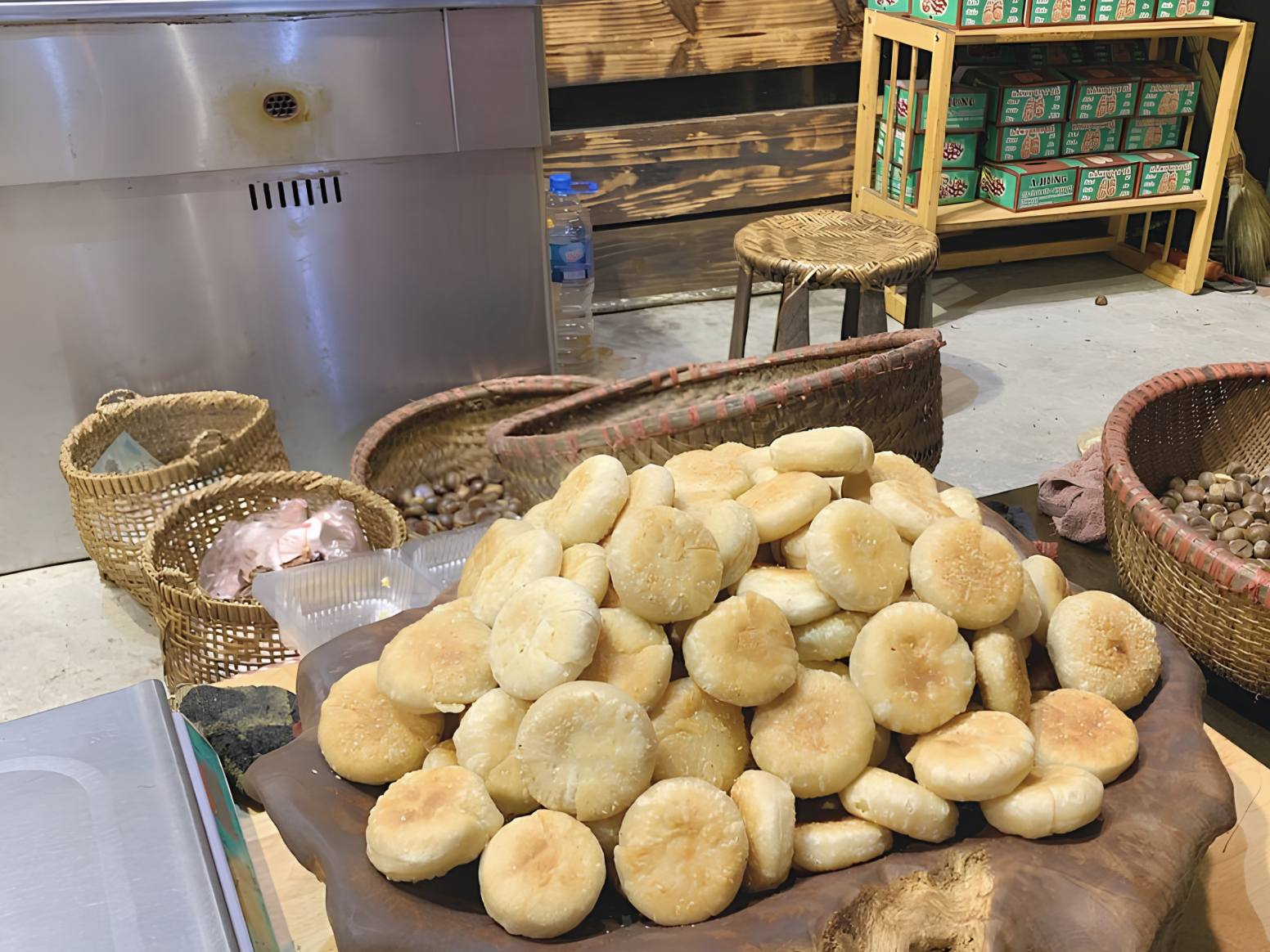 Bánh hạt dẻ nóng hổi với phần nhân hạt dẻ ngậy bùi.