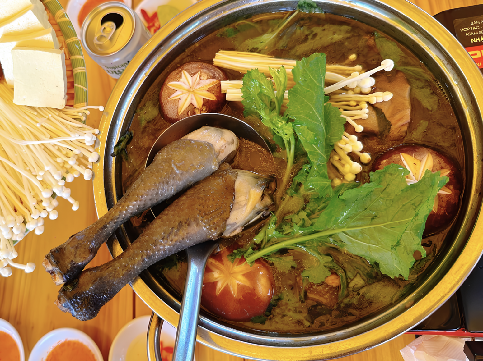 Thịt gà có độ dai và vị ngọt tự nhiên.