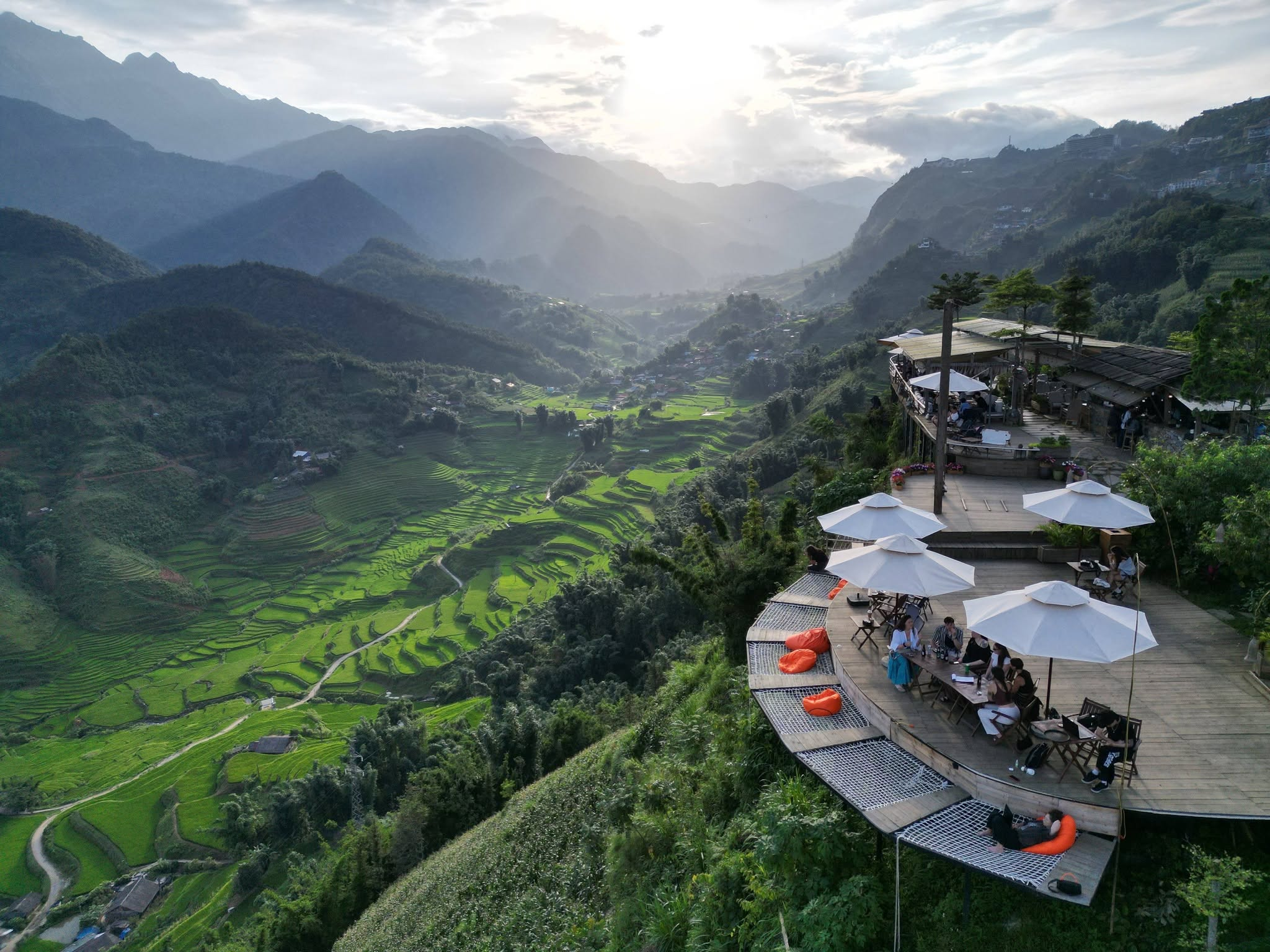 Phansi Glamping Viewpoint Cafe mở ra góc nhìn rộng xuống thung lũng và những lớp ruộng bậc thang Sa Pa. 