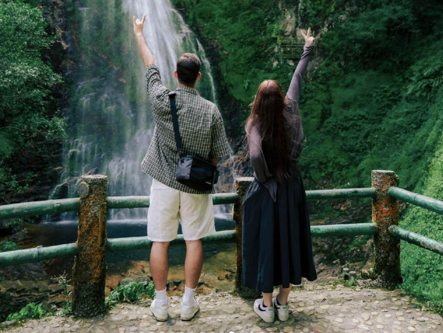 Du khách lưu lại khoảnh khắc đáng nhớ bên Thác Tình Yêu giữa núi rừng Sa Pa.