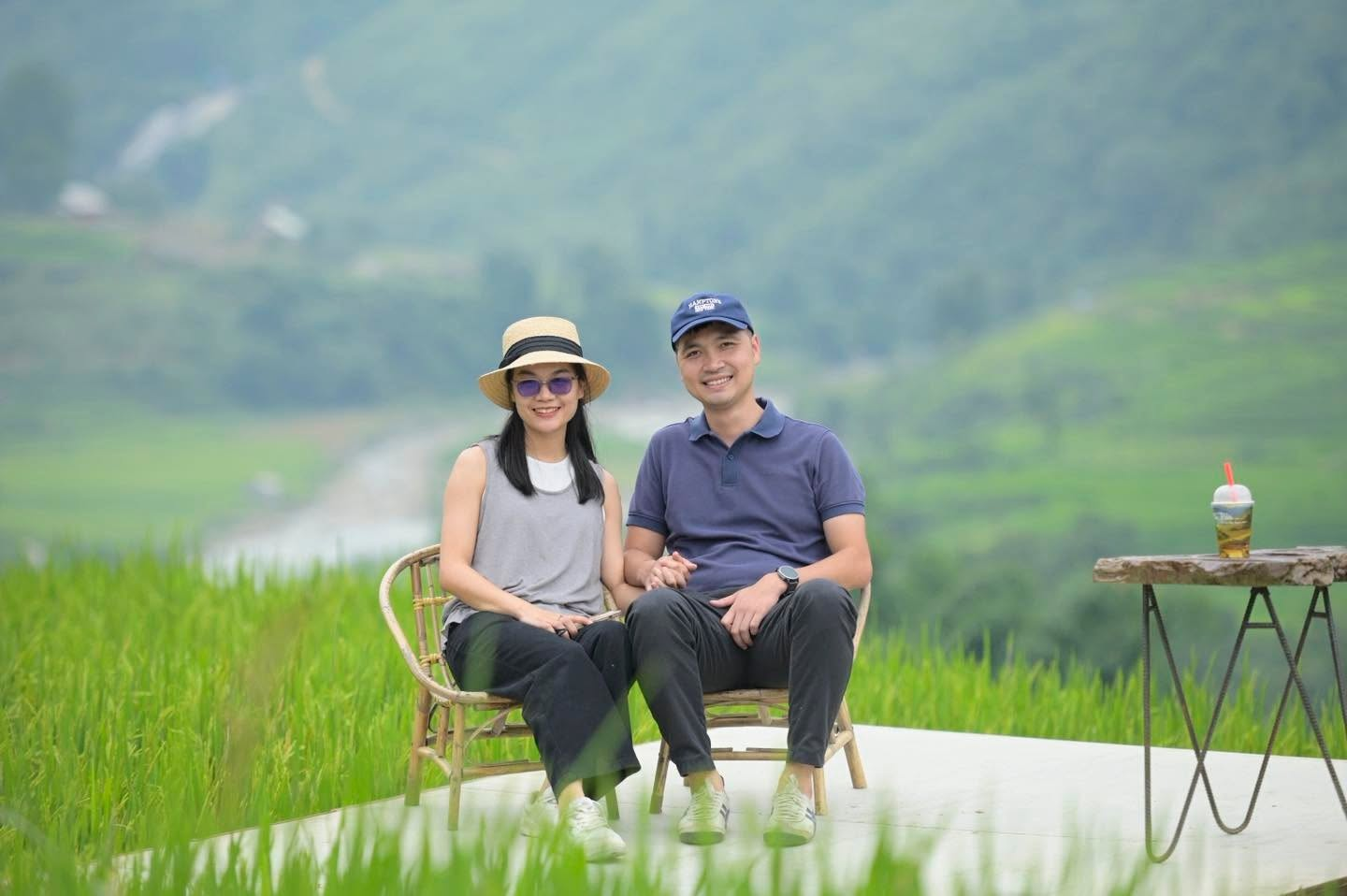 Cặp đôi tận hưởng khoảnh khắc thư thái bên tách cà phê và ngắm ruộng bậc thang giữa núi rừng Sa Pa.