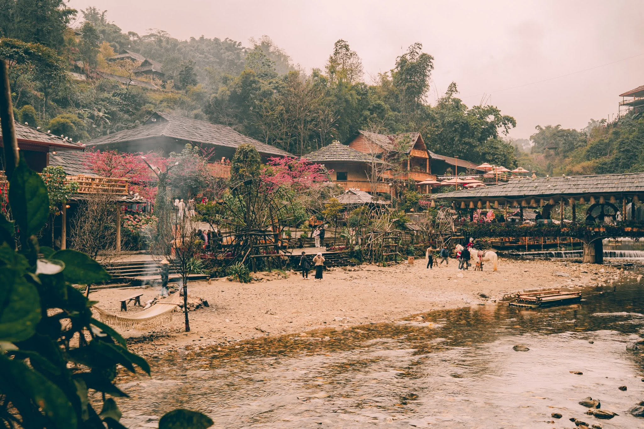 Bản Cát Cát là điểm dừng phù hợp để cặp đôi cùng đi bộ, ngắm núi và lưu lại những bức ảnh giữa không gian vùng cao.