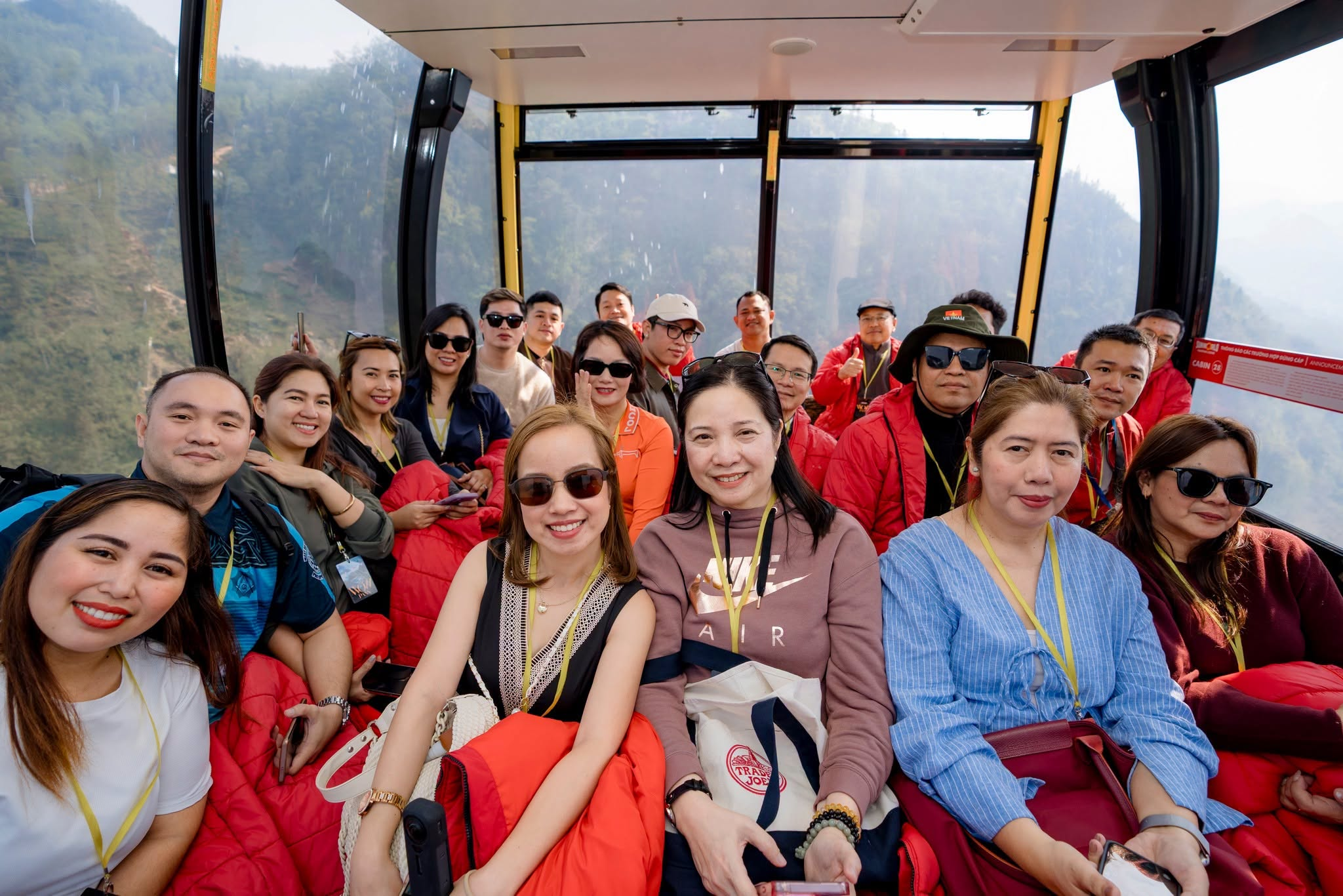 Hành trình cáp treo và không gian trên đỉnh Fansipan.