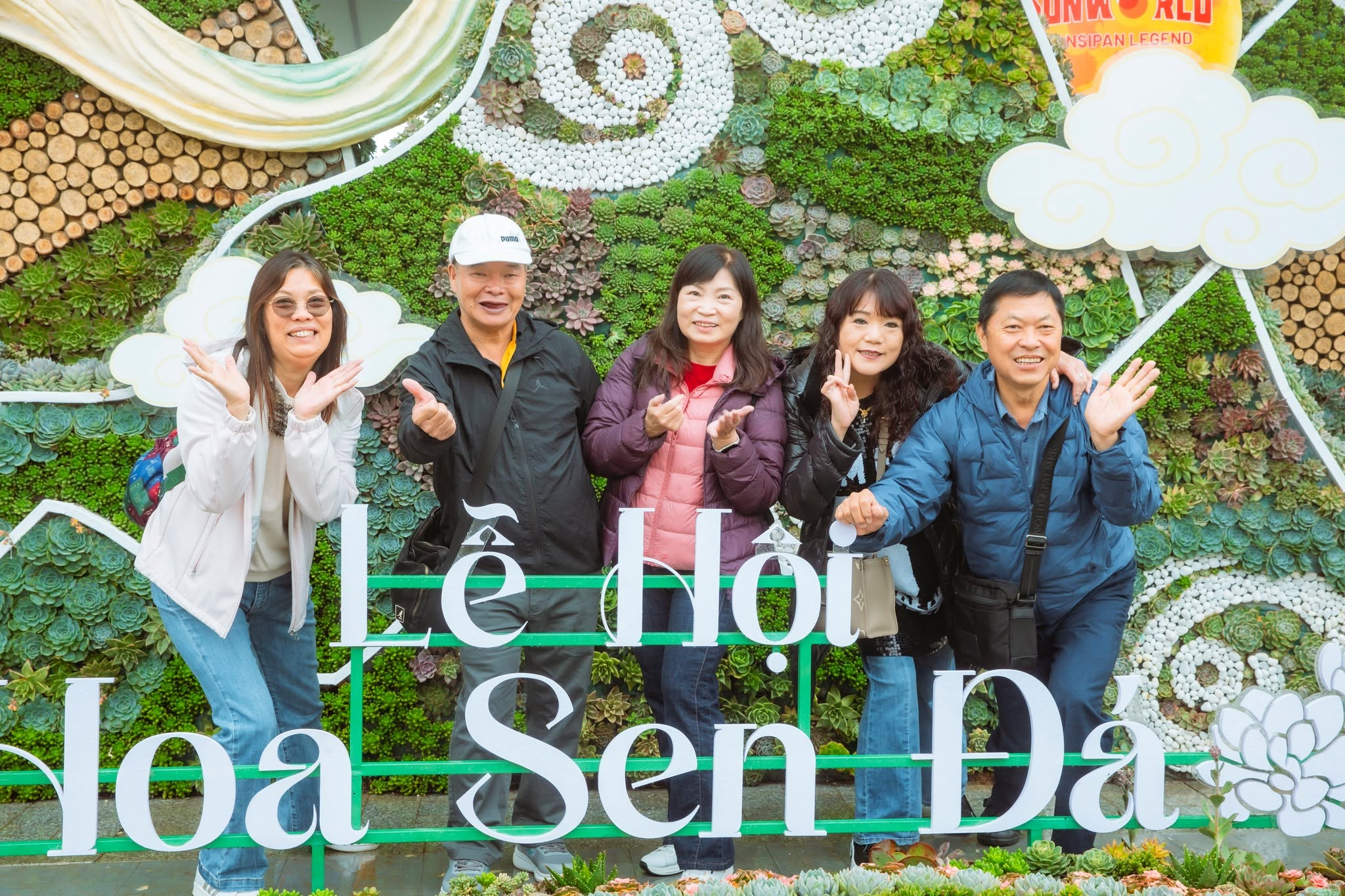 Du khách nên mang theo áo khoác giữ ấm vì thời tiết trên đỉnh Fansipan đã bắt đầu se lạnh vào dịp 20/10. 