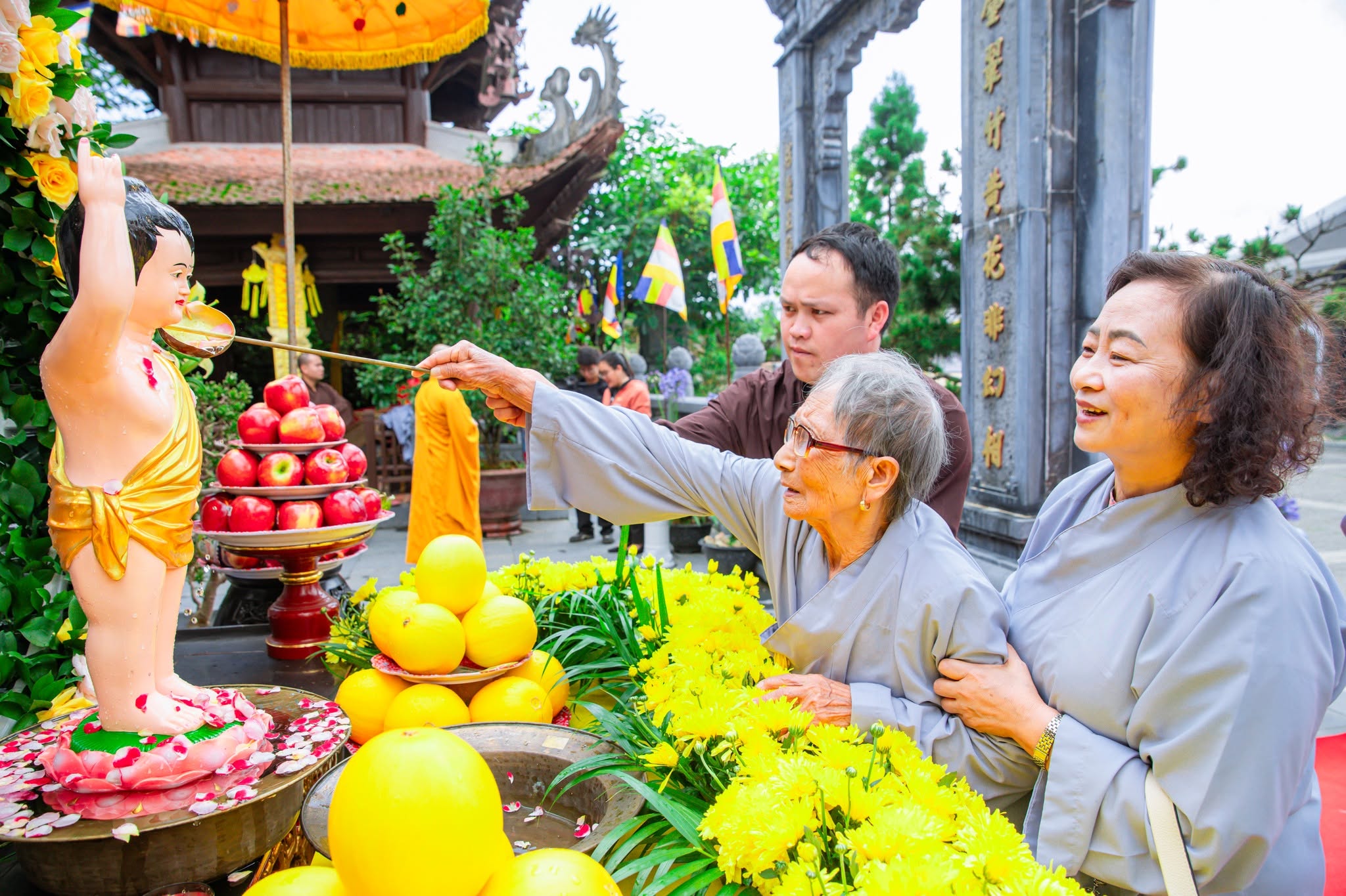 Du khách cùng mẹ ghé thăm những mái chùa cổ kính giữa mây ngàn Fansipan, gửi gắm lời cầu bình an trong ngày 20/10. 