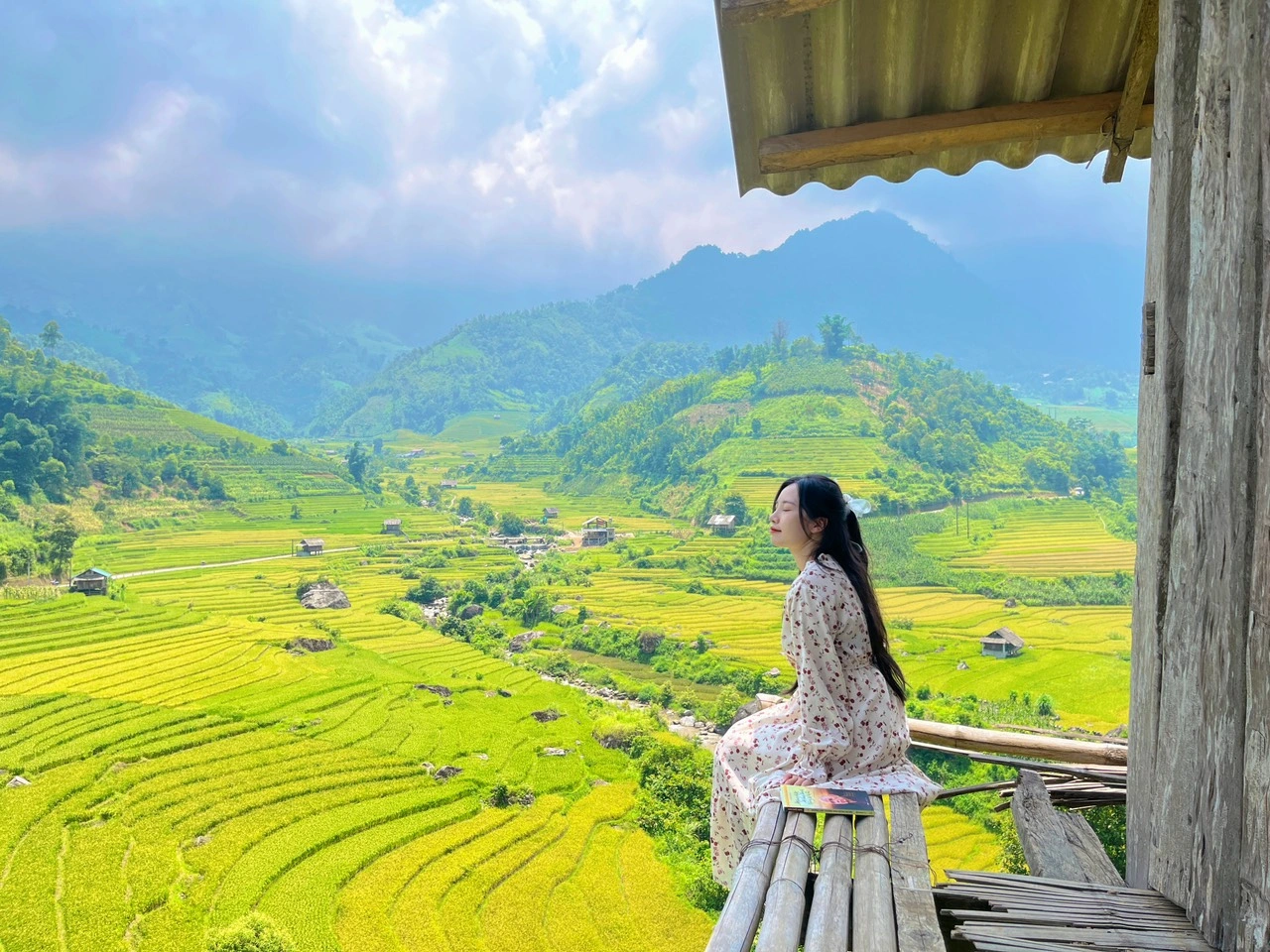 Du khách check-in cùng mùa lúa chín trên ruộng bậc thang giữa thung lũng Mường Hoa.