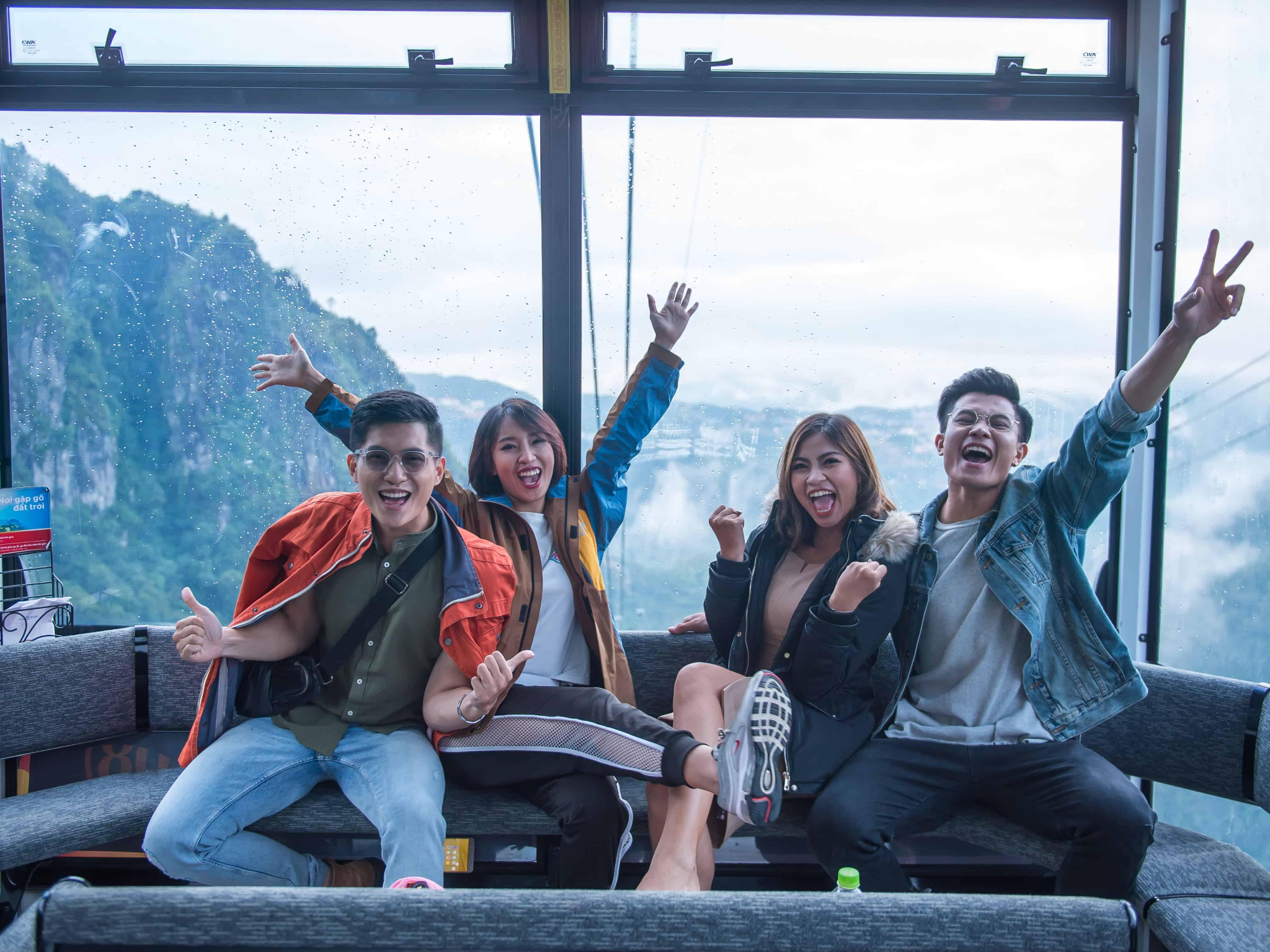 Nhóm bạn trải nghiệm cáp treo và ngắm cảnh Hoàng Liên Sơn trên hành trình khám phá Fansipan.