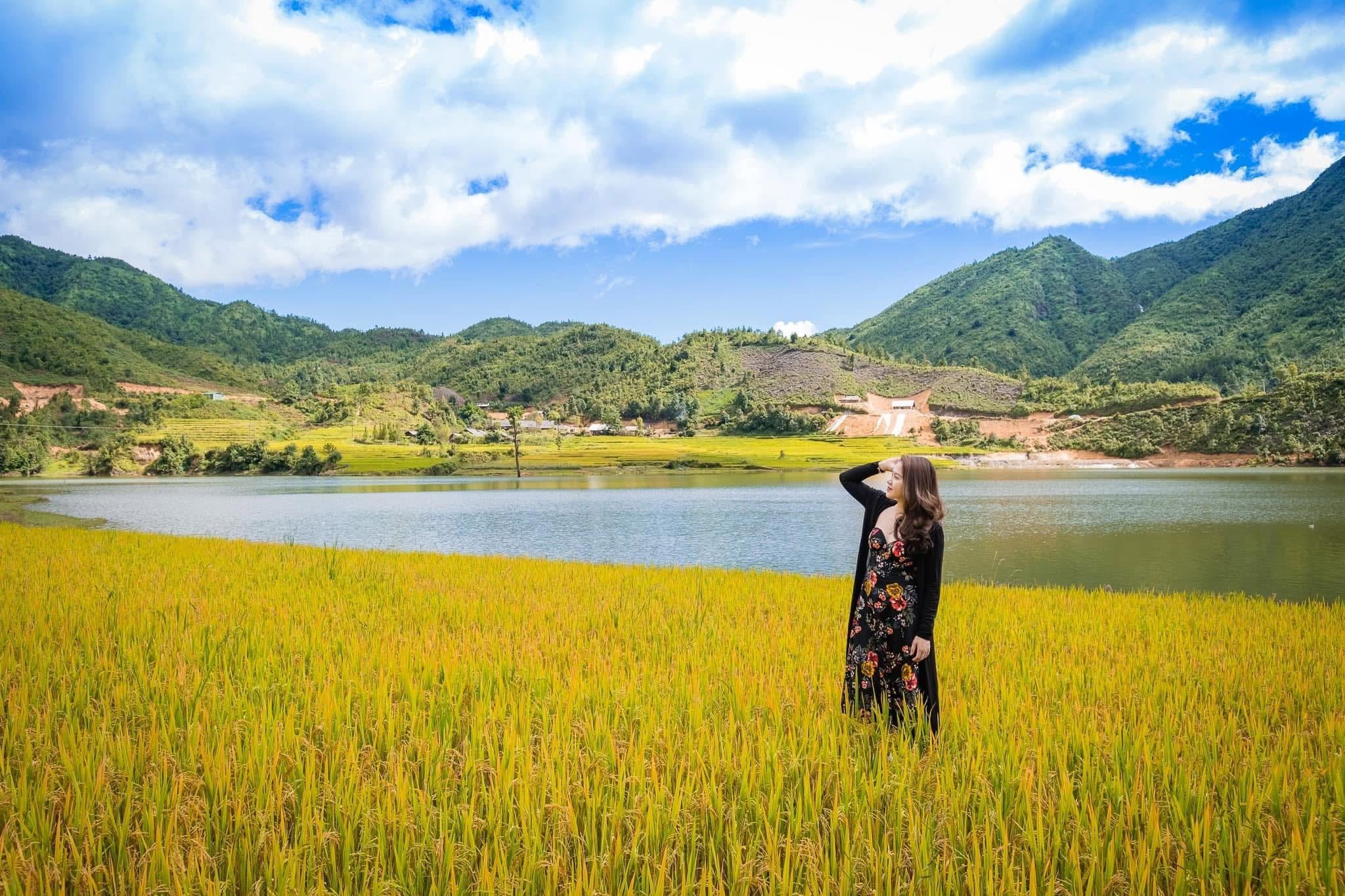 Hồ Séo Mý Tỷ nổi bật với mặt nước xanh trong, nép mình giữa núi non trùng điệp của vùng cao Sa Pa.