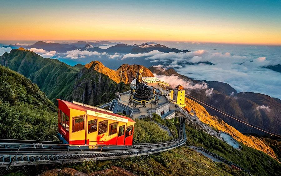 Fansipan kết hợp cảnh quan núi cao, trải nghiệm cáp treo và không gian văn hóa, tâm linh trong hành trình khám phá Sa Pa.