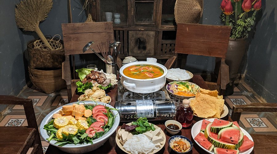 Bữa tối ấm áp với đặc sản vùng cao là khoảng thời gian lý tưởng để hai người thư giãn sau một ngày khám phá Sa Pa.