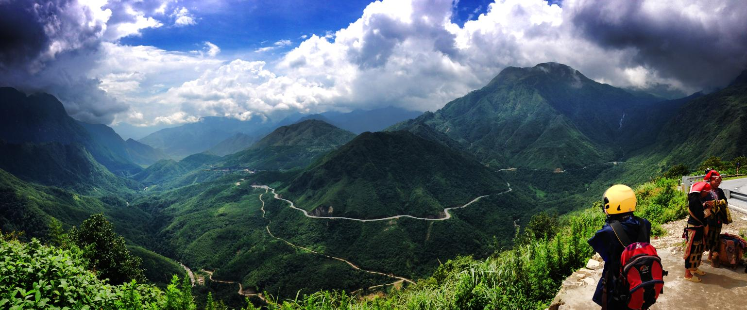 Ô Quy Hồ mở ra khung cảnh núi non rộng lớn và những lớp mây phủ trên thung lũng khi thời tiết thuận lợi