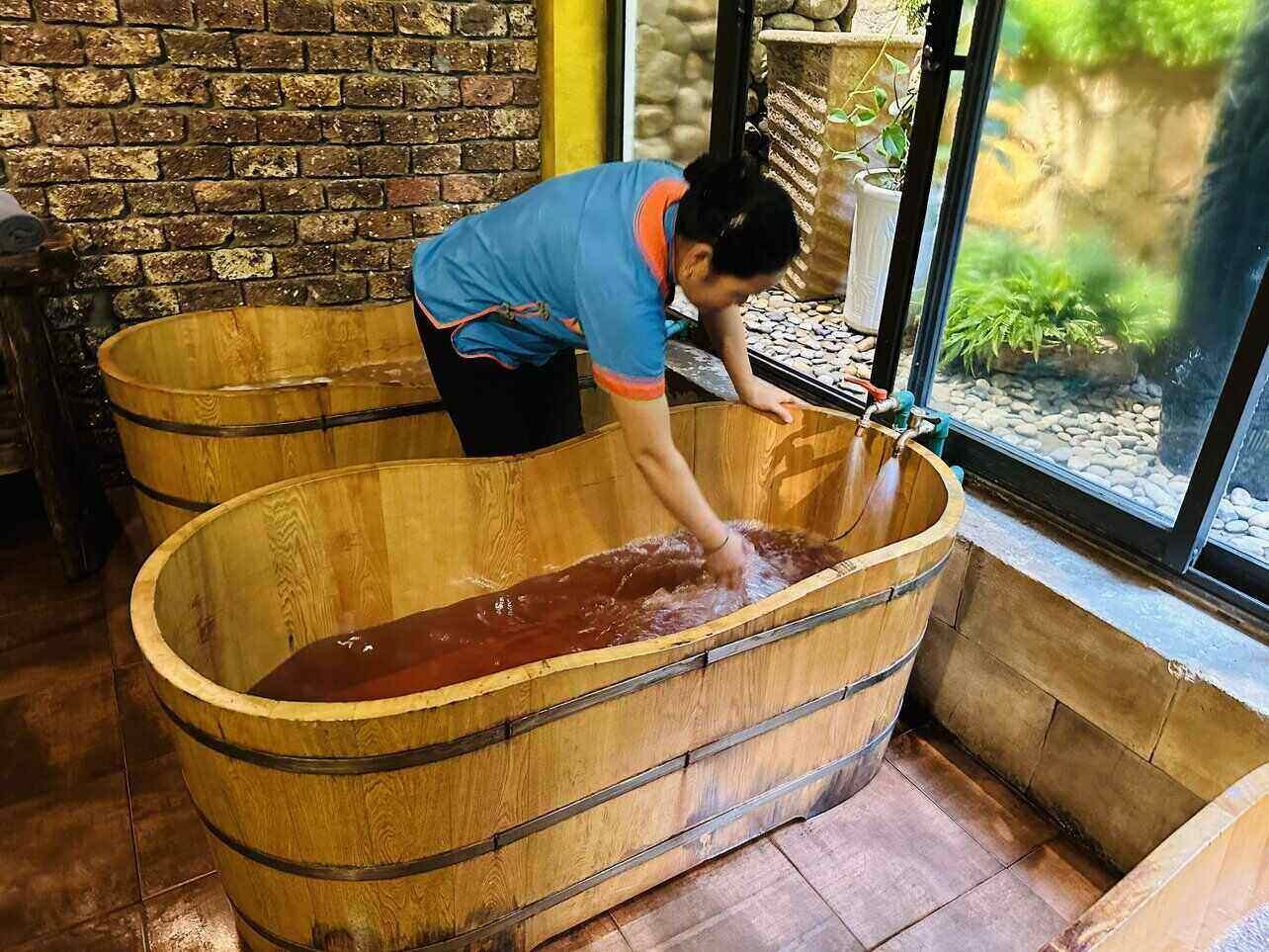 Tắm lá thuốc của người Dao Đỏ là trải nghiệm thư giãn phù hợp trong những ngày Sa Pa mưa và se lạnh.