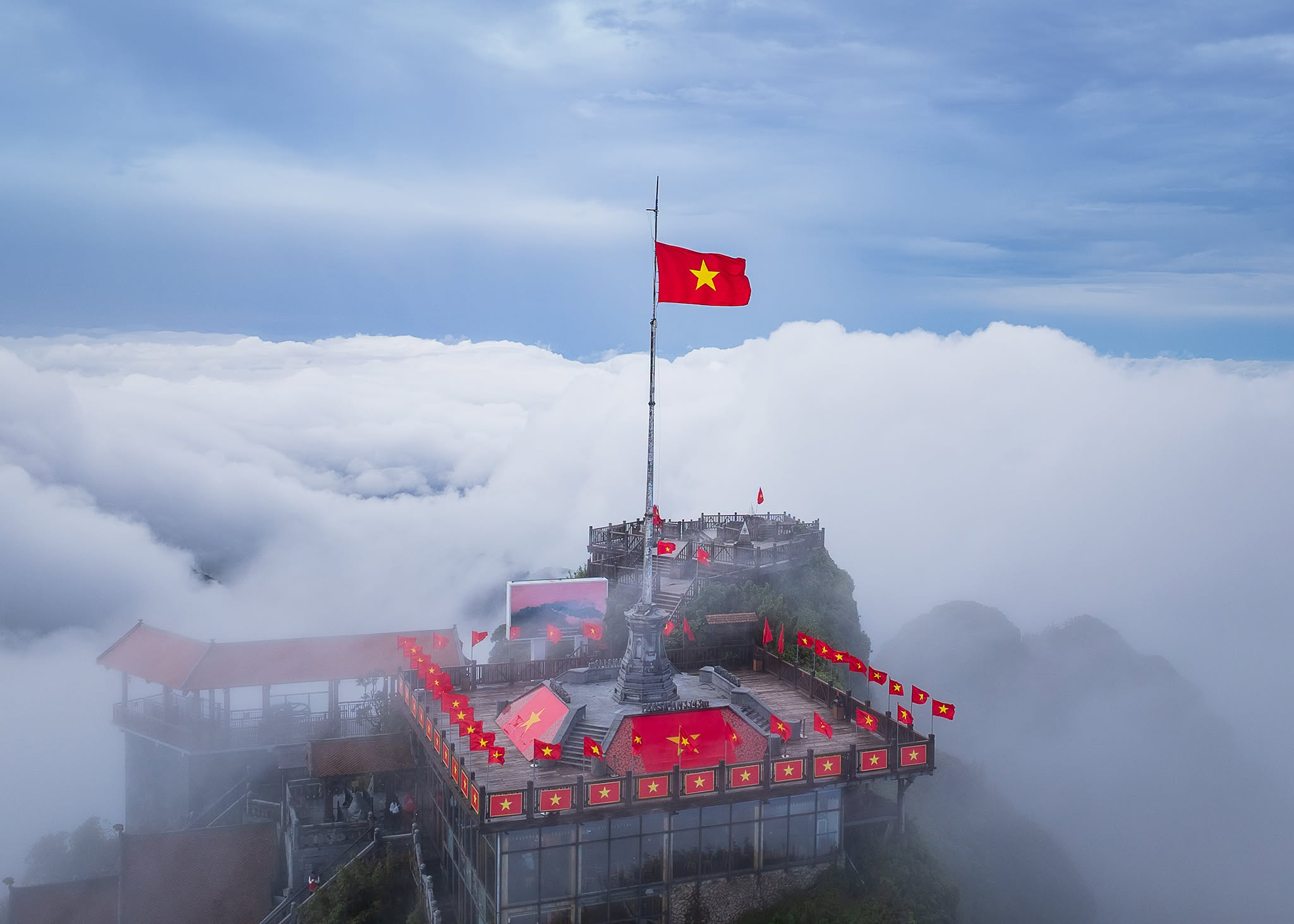 Sa Pa tháng 10 vẫn có thể xuất hiện những cơn mưa và sương mù xen giữa các khoảng trời quang của mùa thu.