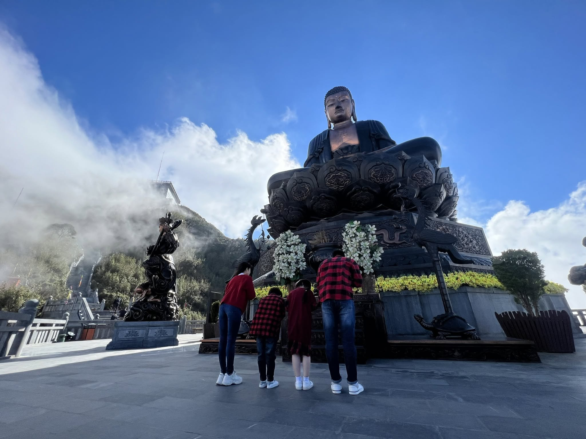 Đại tượng Phật A Di Đà hiện lên giữa mây núi trong quần thể văn hóa tâm linh trên Fansipan.