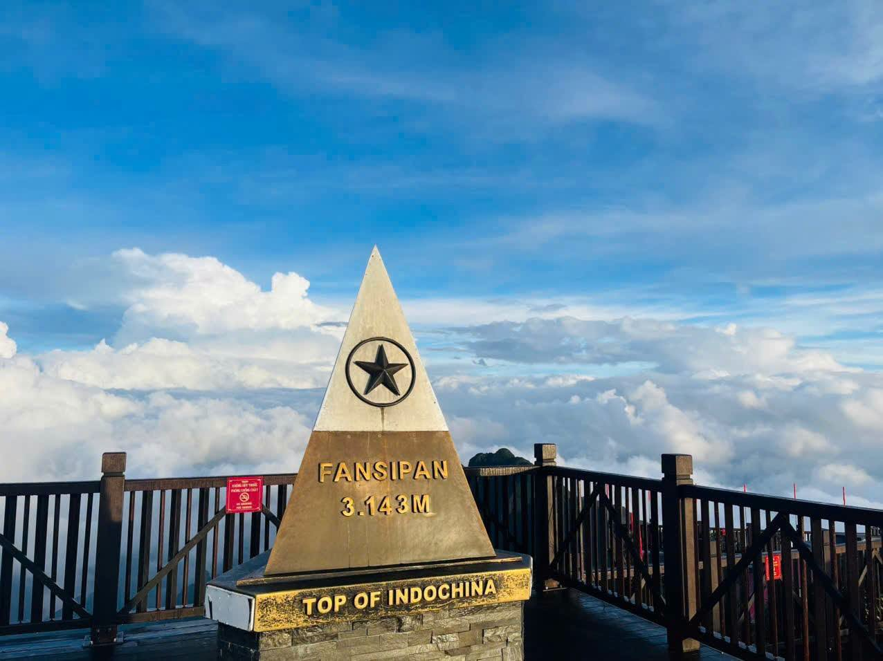 Cột mốc trên đỉnh Fansipan là điểm check-in nổi bật trong hành trình chinh phục nóc nhà Đông Dương.