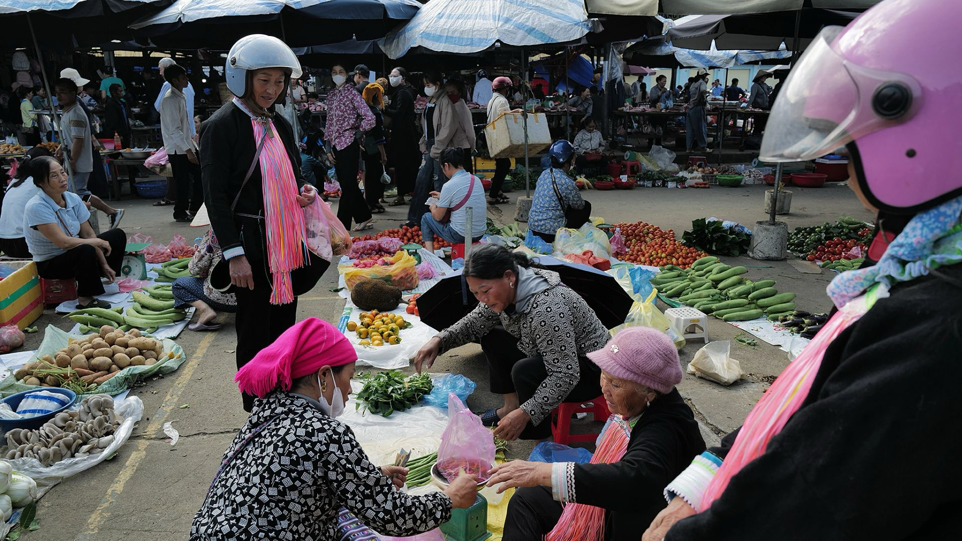 Không gian mua bán sản vật địa phương tại một phiên chợ vùng cao Lào Cai.