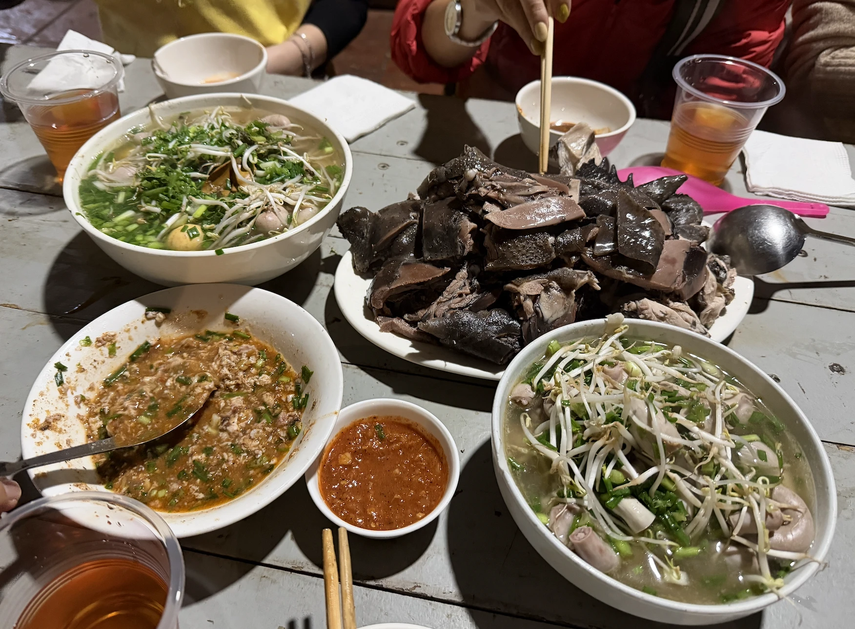 Du khách thưởng thức những món đặc sản hấp dẫn tại chợ phiên Bắc Hà cùng rượu ngô cay nồng.