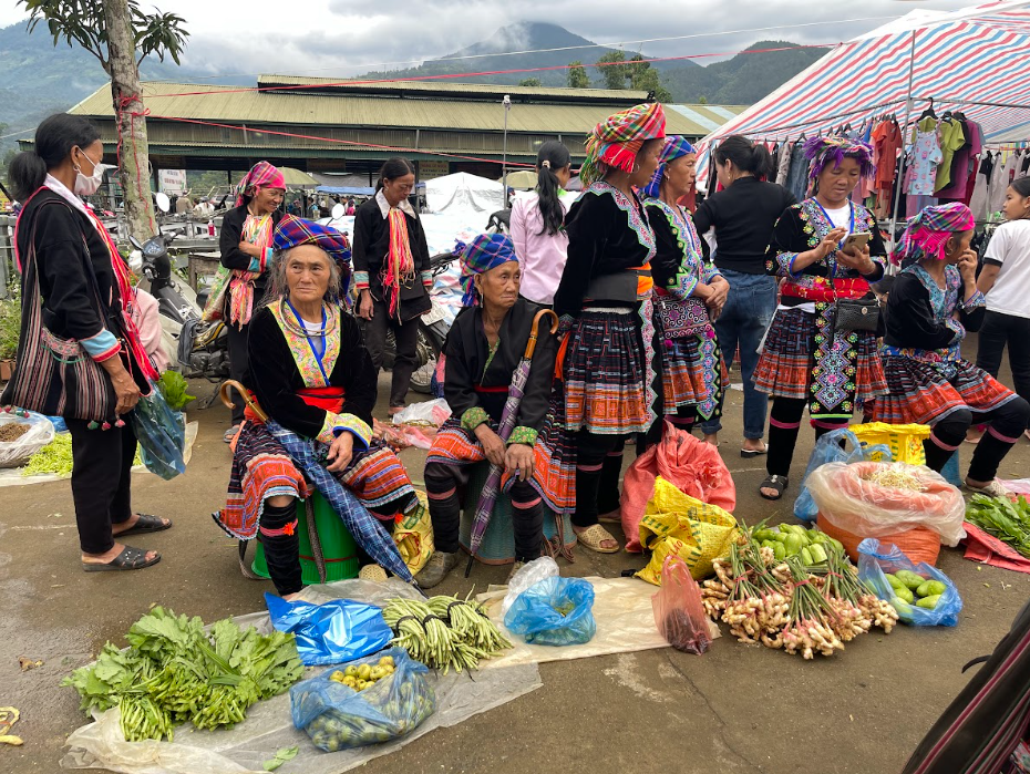 Chợ phiên Bắc Hà rực rỡ với nhiều sản vật, trang phục và hàng hóa đặc trưng của vùng cao.