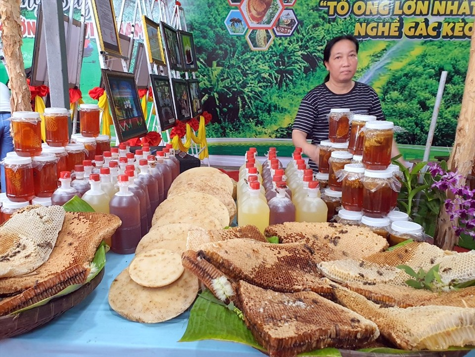 Mật ong rừng Tây Bắc mang theo vị ngọt và hương thơm được chắt lọc từ muôn loài hoa giữa núi rừng vùng cao. 