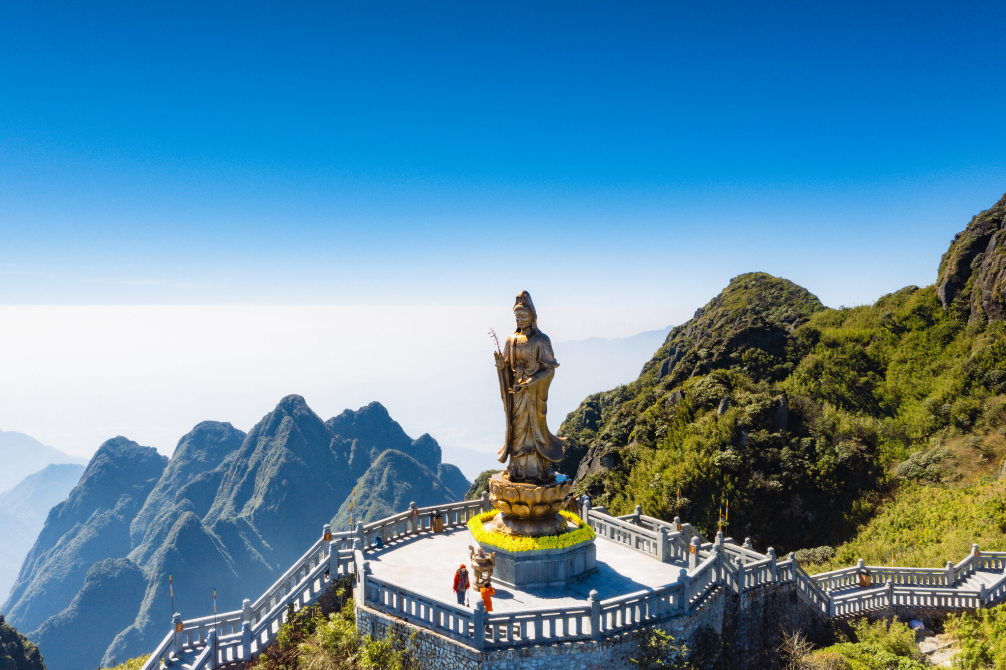 Tượng Quan Thế Âm Bồ Tạt toạ lạc trên sườn núi hùng vĩ.