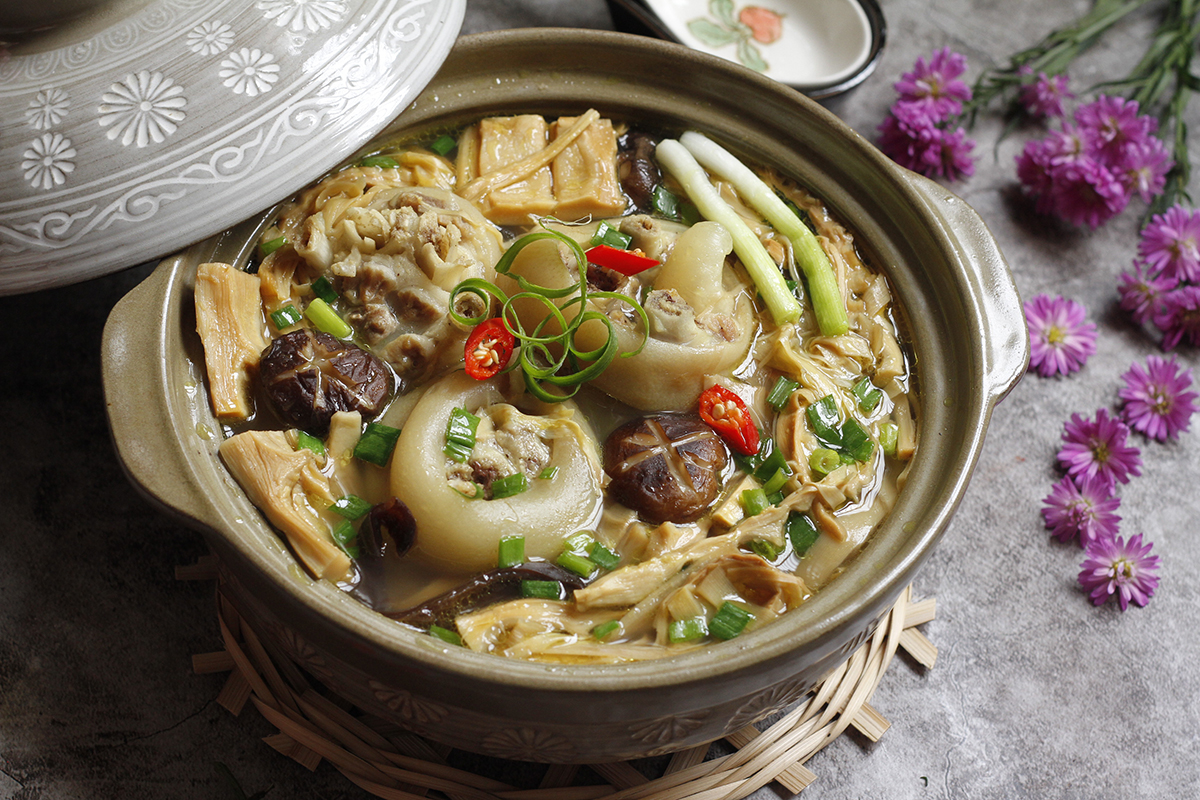 Canh măng khô hầm chân giò hấp dẫn bởi miếng măng dai nhẹ, thấm vị nước dùng và phần thịt mềm béo. 