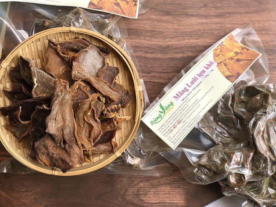 Quan sát độ khô, tình trạng bề mặt và bao bì giúp du khách chủ động hơn khi lựa chọn măng khô làm quà. 