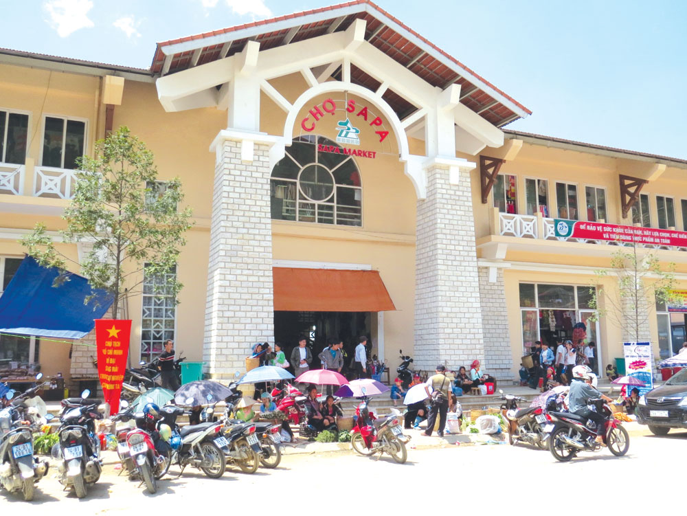 Du khách có thể tìm mua đặc sản măng khô tại chợ Sa Pa
