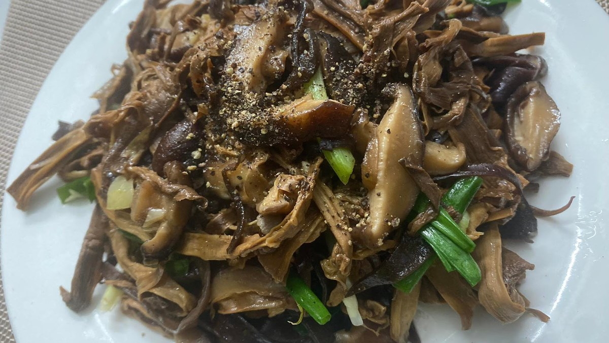 Măng khô xào giữ được độ dai nhẹ và đậm vị, phù hợp cho những bữa cơm gia đình giản dị.