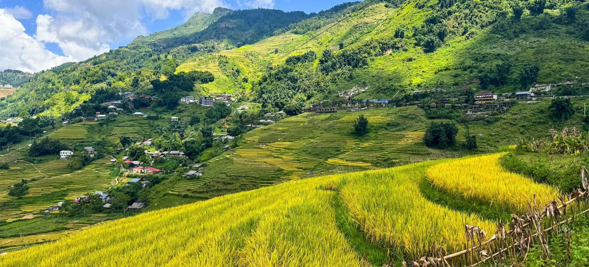 Ruộng bậc thang, những con đường nhỏ và nếp nhà giữa thung lũng tạo nên vẻ đẹp gần gũi của các bản làng quanh Sa Pa