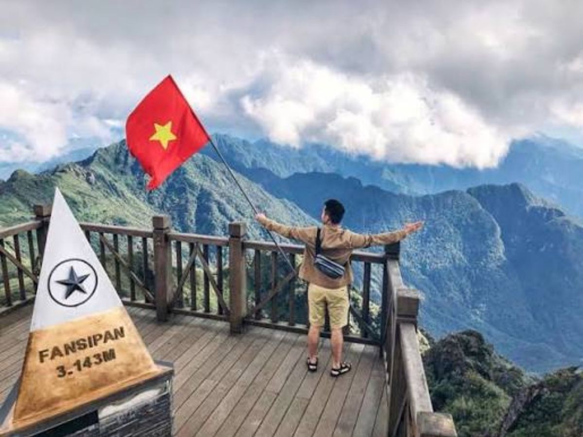 Check-in tại cột mốc 3.143 m là trải nghiệm không thể bỏ qua khi đặt chân lên Fansipan.