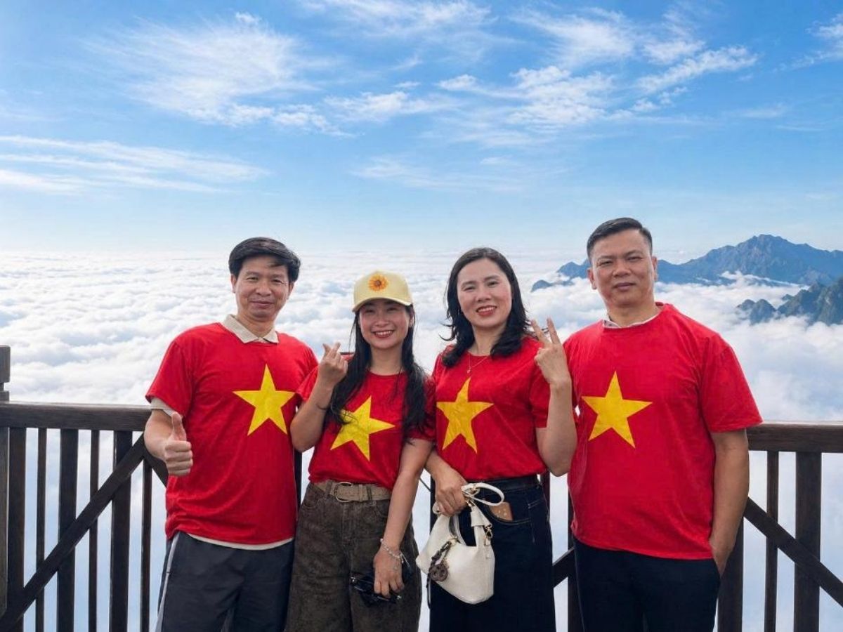Du khách check-in tại Fansipan giữa biển mây, với dãy Hoàng Liên Sơn hiện lên phía xa