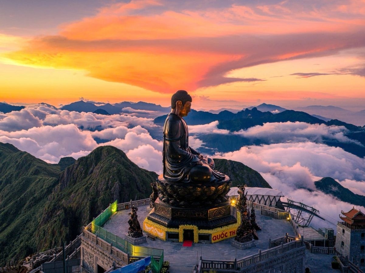 Quần thể tâm linh mang phong cách chùa Việt cổ giữa không gian núi cao Fansipan.