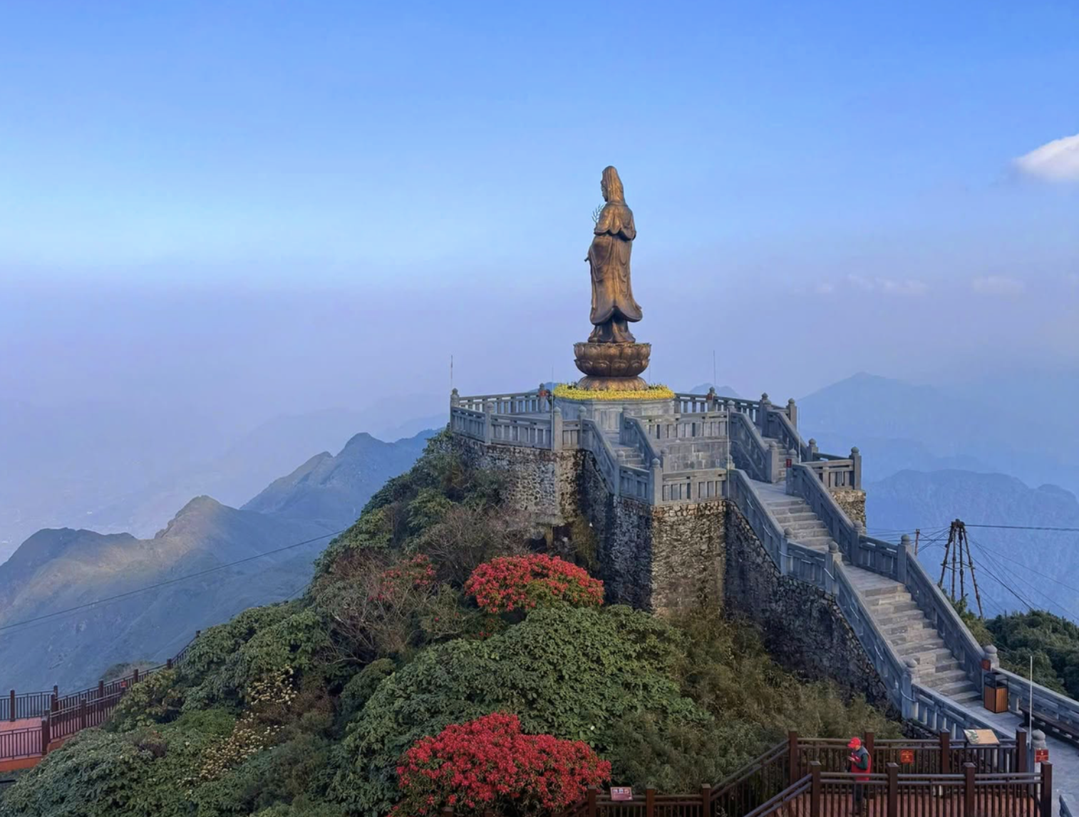 Không gian vừa trang nghiêm vừa hòa cùng cảnh quan Hoàng Liên Sơn.