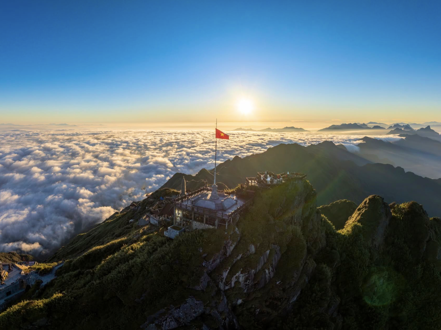 Khung cảnh núi rừng hùng vĩ đầy choáng ngợp. 