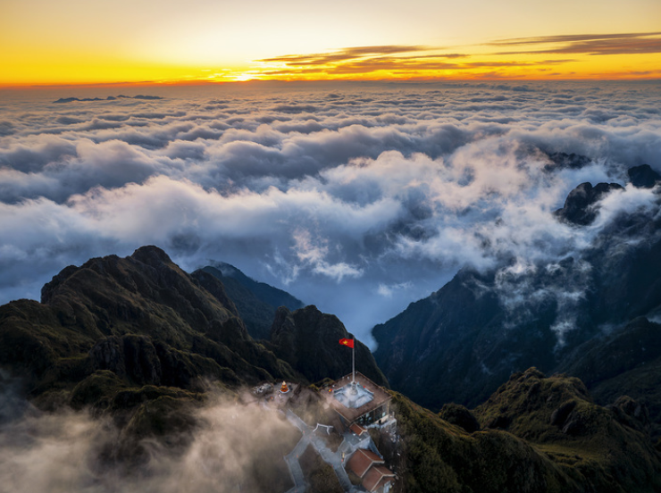 Khoảnh khắc ánh nắng xuyên qua mây, tạo nên hiệu ứng ánh sáng kỳ diệu.