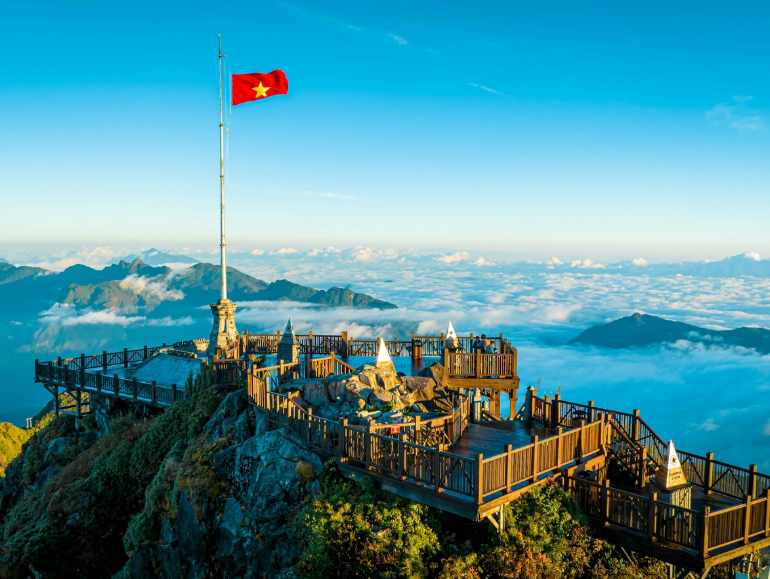 Đứng trên đỉnh, du khách sẽ có cảm giác như đang bước trên mây.