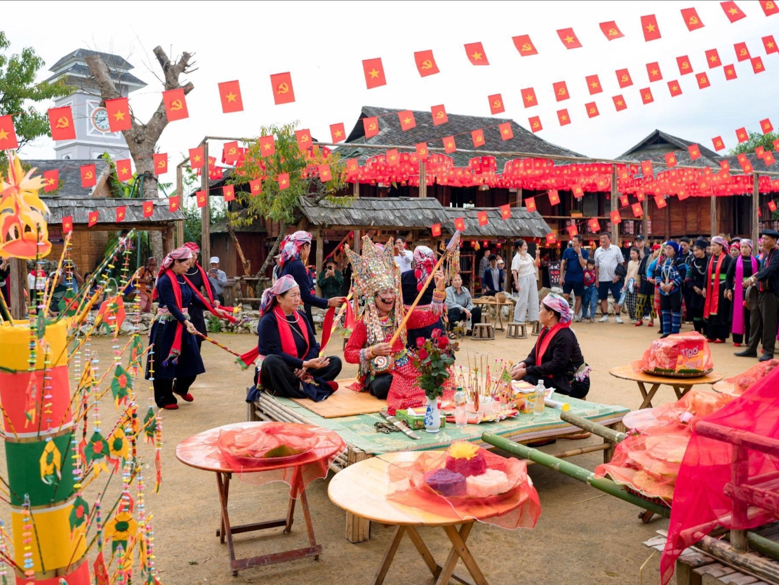 Lễ mừng cơm mới của người Tày tại Sa Pa được tái hiện chân thực. 