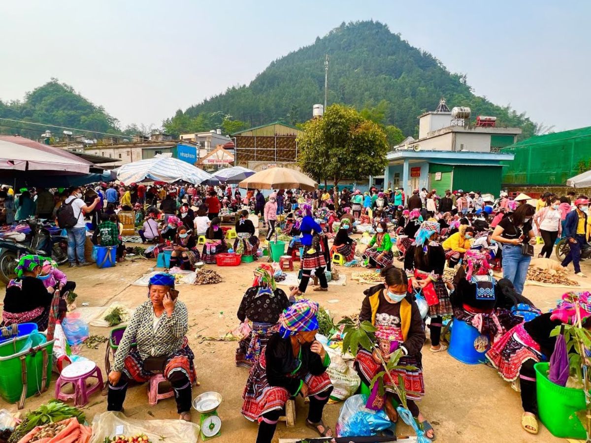 Vẻ đẹp đơn sơ, truyền thống đậm nét vùng cao của một phiên chợ.