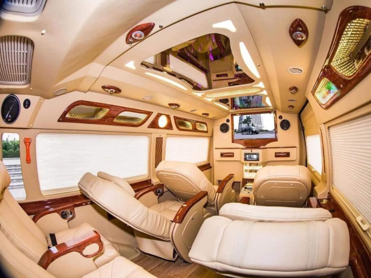 Xe lăn bánh khỏi Hà Nội, mở ra hành trình tới Sa Pa với những bản làng nơi khói sương. 