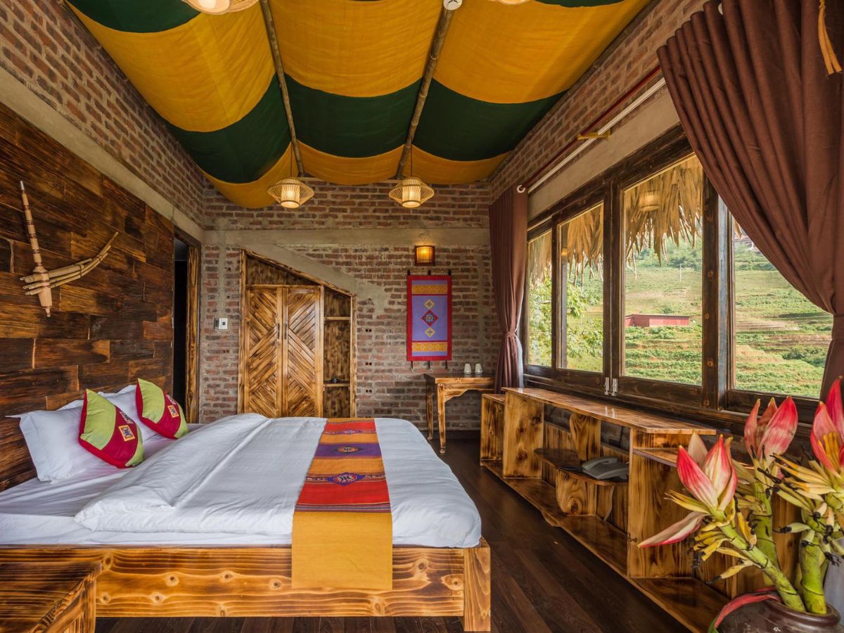 Không gian ấm áp và gần gũi thiên nhiên bên trong bungalow Chapa Ecolodge Sa Pa.