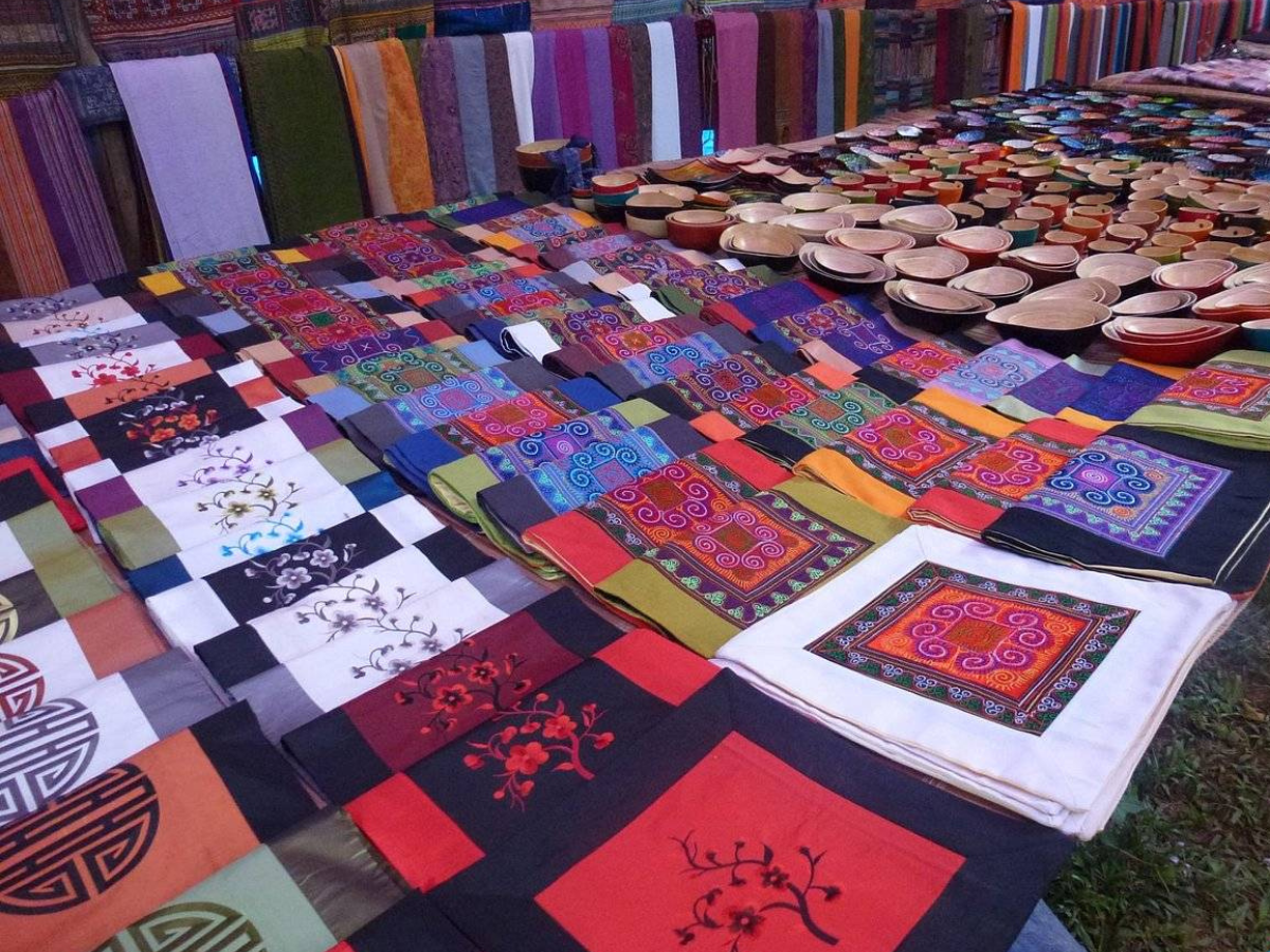 Sản phẩm được bày bán trong chợ rất đa dạng.